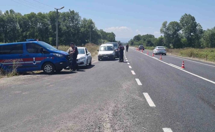 Çaycuma’da jandarmadan kara yolunda sıkı güvenlik denetimi 