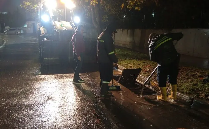 Çayırova’da sağanağa karşı ekipler gece boyunca çalıştı
