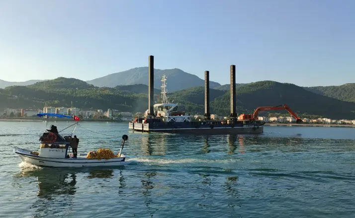 Cide Limanı’nda temizlik çalışması
