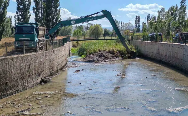 Çiğdemtepe köyünde dere yatağı ıslah çalışmaları sürüyor
