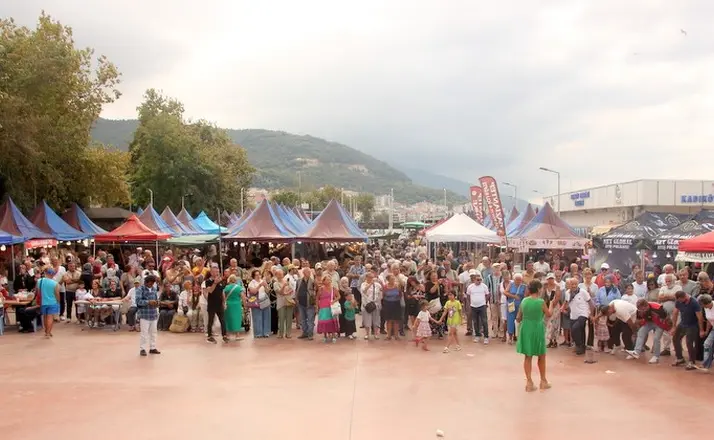 Çınarcık’ta 4 ton hamsi ikram edildi
