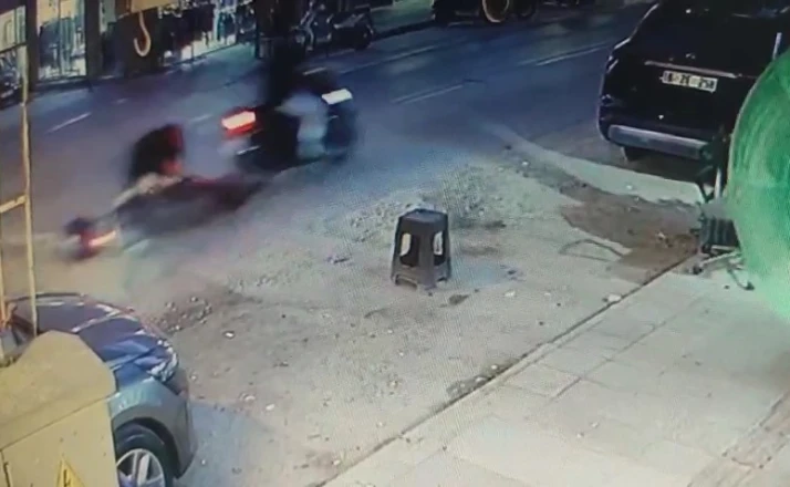 Çukurda dengesini kaybeden motosikletli düştü, o anlar kamerada 