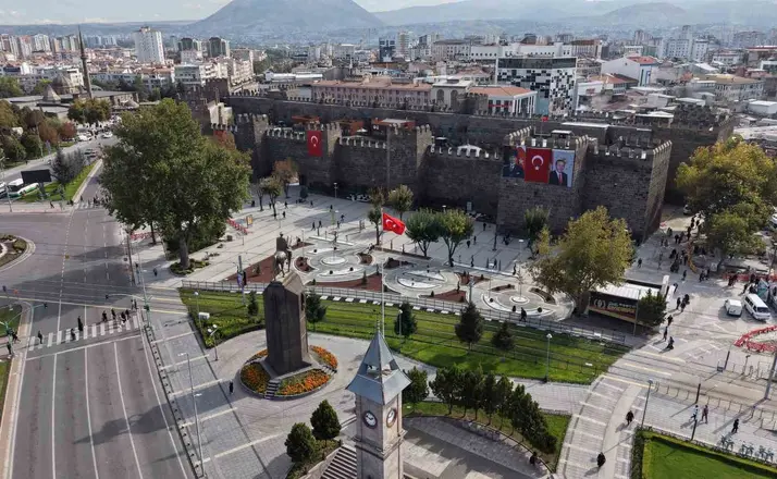 Cumhuriyet Meydanı’nın çehresi değişiyor
