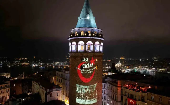 Cumhuriyet’in 103 yıllık ışığı Galata Kulesi’ni aydınlattı
