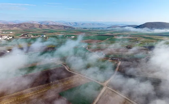 Demirözü’nde sis bulutları ovaya yayıldı
