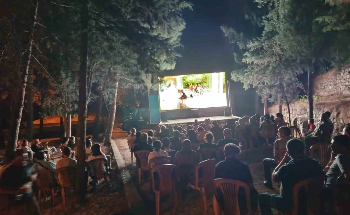 Denizli Büyükşehirden Çivril’de açık hava sineması keyfi 
