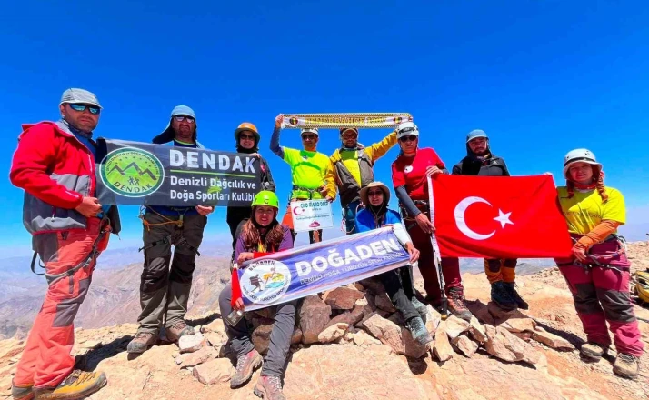 Denizlili dağcılar Hakkâri’de zirve yaptı 