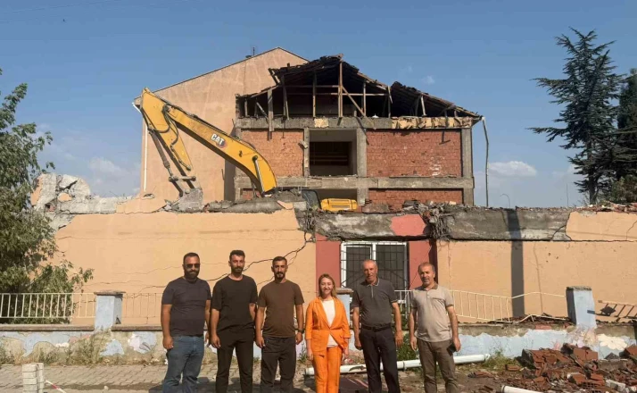 Deprem riski olan Atatürk Ortaokulu yıkılıyor 