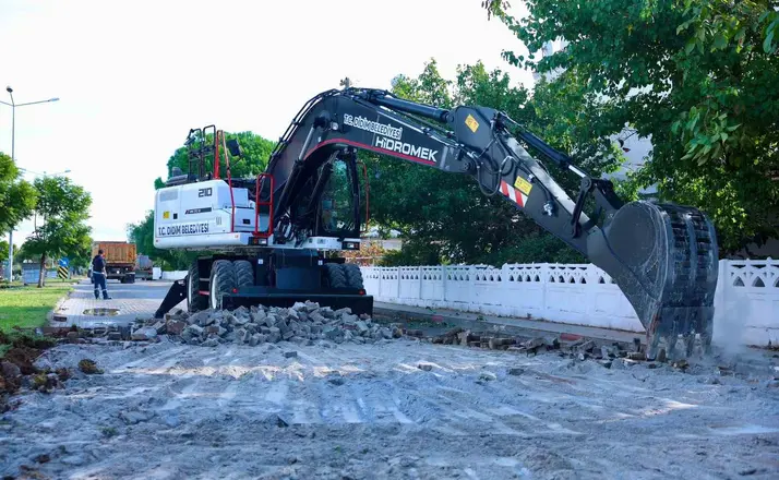 Didim’de yol yenileme çalışmaları devam ediyor

