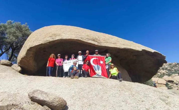 Doğa tutkunları milyar yıllık kayaları keşfetti
