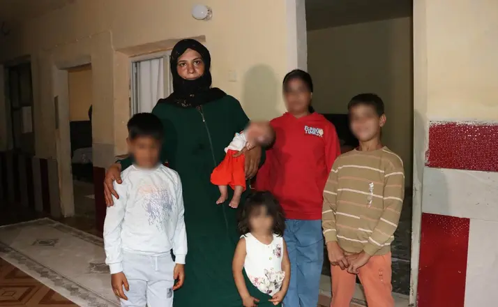 Dolandırılıp sokakta kalan 5 çocuklu aile, İçişleri Bakanı’nın talimatıyla eve yerleştirildi
