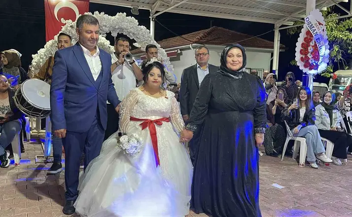 Down sendromlu genç kızın temsili düğününde duygu dolu anlar yaşandı
