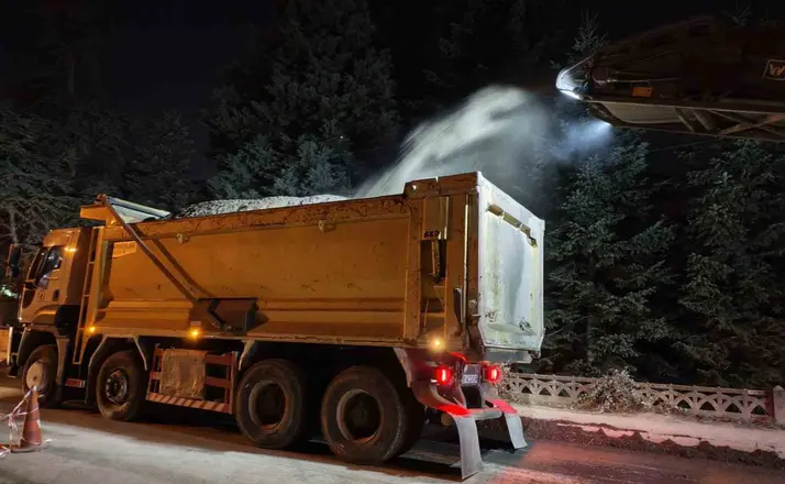 Düzce’de asfalt mesaisi gece gündüz sürüyor
