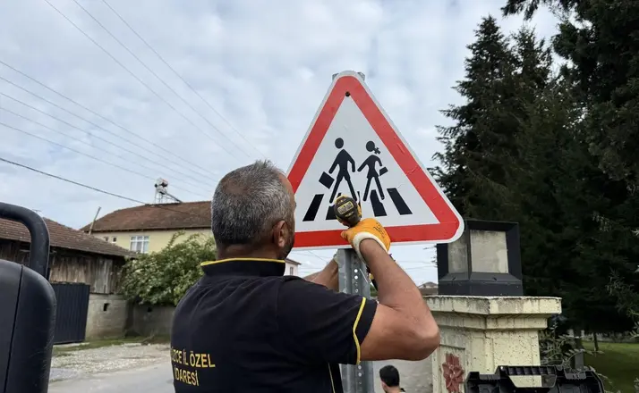 Düzce’de köylerde trafik levhaları yenileniyor
