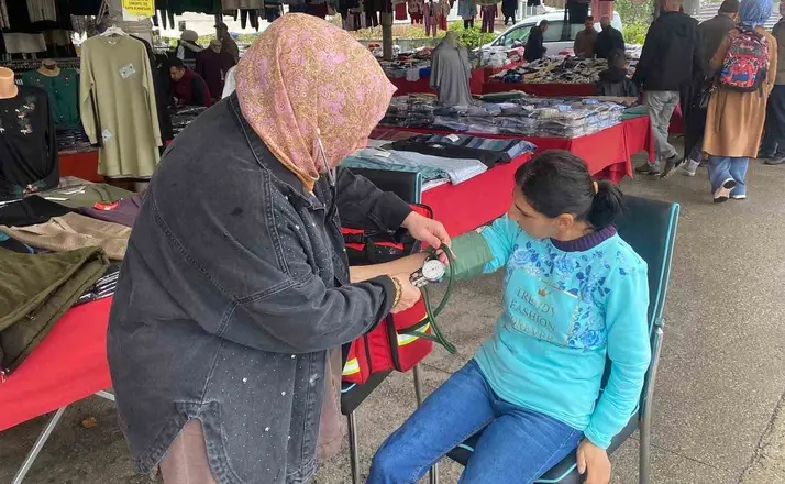 Düzce’de sağlıkçılar pazara indi
