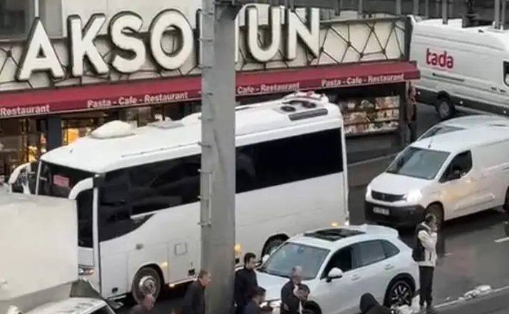 E-5’de feci kaza, çevredekiler şoföre kalp masajı yaptı
