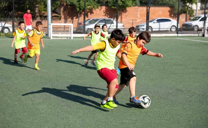 Efeler’de minik yetenekler yeşil sahada geleceğe hazırlanıyor 