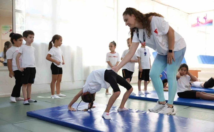 Efeler’de minikler jimnastikle güçleniyor 