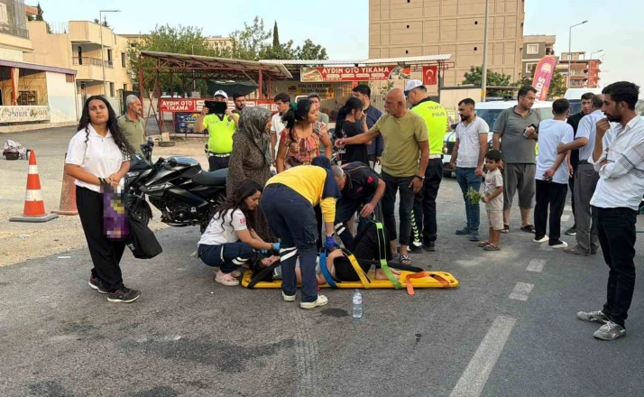 Ehliyetsiz sürücü, motosikletiyle otomobile çarptı: 2 yaralı 