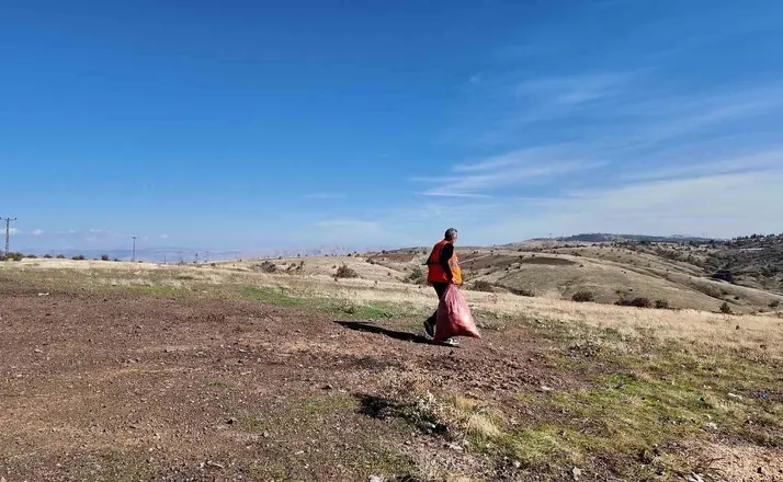 Elazığ Belediyesi’nden sokak hayvanlarına mama ve su desteği
