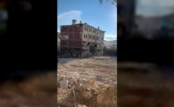 Elazığ’da 5 katlı bina iş makinesinin tek dokunuşuyla yıkıldı 