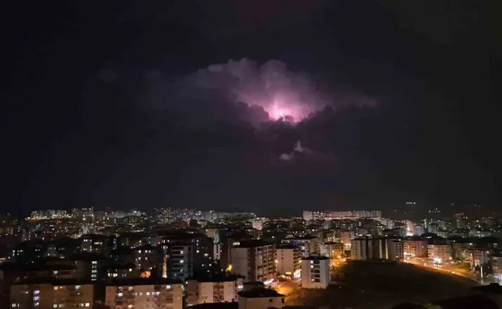 Elazığ’da bulutların arasında şimşek gösterisi
