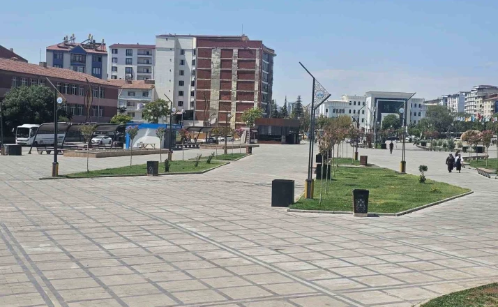 Elazığ’da sıcaklar cadde ve sokakları tenhalaştırdı 