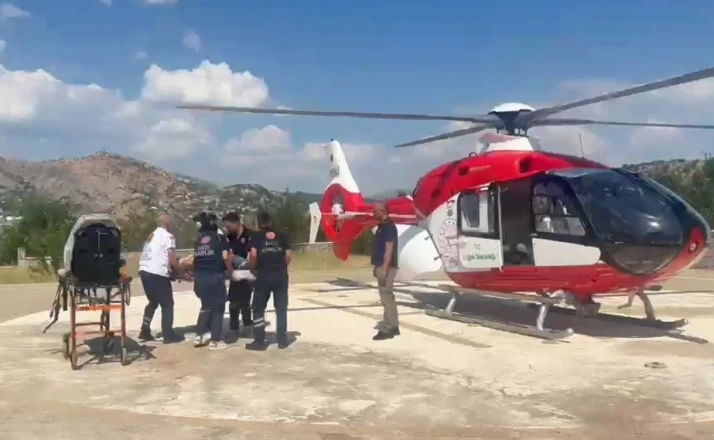 Elinden yaralanan hasta ambulans helikopterle Malatya’ya sevk edildi 