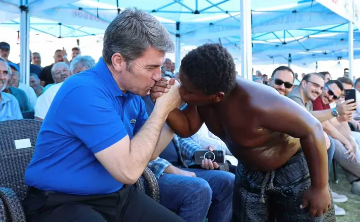 Er meydanında kardeşlik fotoğrafı: Amasya Valisi ile ‘Arap Osman’ el ele
