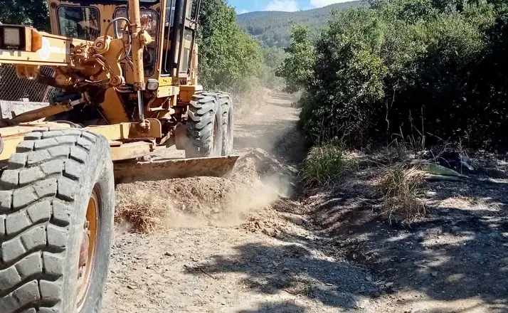 Erdek’te zeytin hasadı öncesi bahçe yollarına bakım
