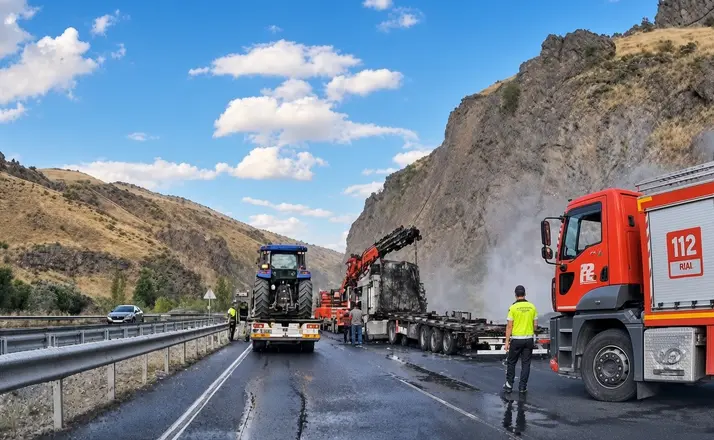 Erzincan-Erzurum kara yolunda hayvan yemi yüklü tır yandı

