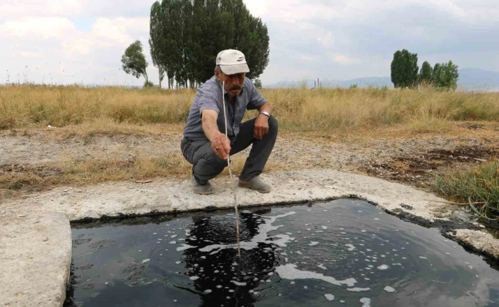 Erzurum’da kuyudan çıkan suyun köpükleri alev alıyor, elleri yumuşatıyor 