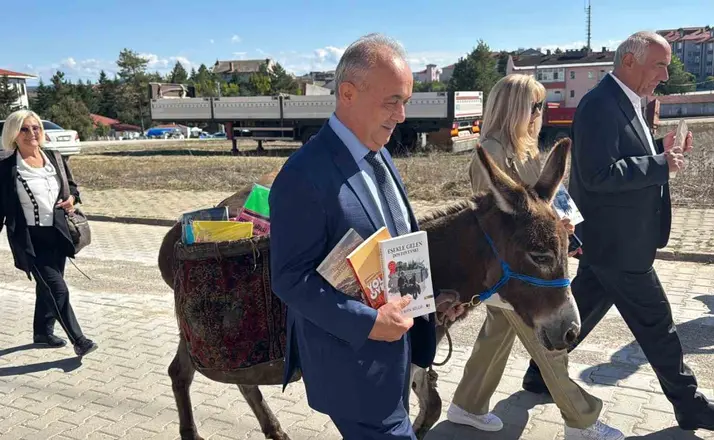 Eşeğiyle kitap taşıyor, köy çocuklarının hayallerine ışık oluyor
