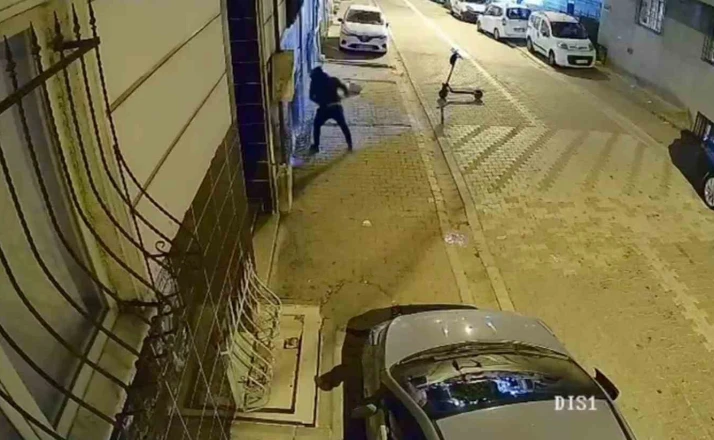 Eski sevgili dehşet saçtı; Önce binayı kundakladı, ardından camları kırdı 