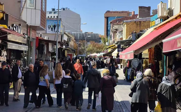 Eskişehir’de güneş yüzünü gösterdi, çarşıda adım atacak yer kalmadı
