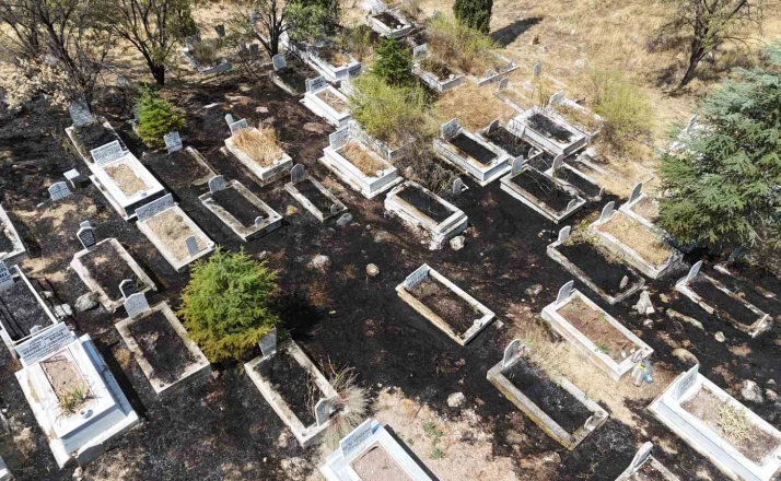 Eskişehir’de mezarlar alevler içinde kaldı 