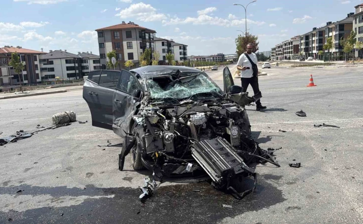 Eskişehir’de otomobil tuğla yüklü tırla çarpıştı: 1 yaralı 
