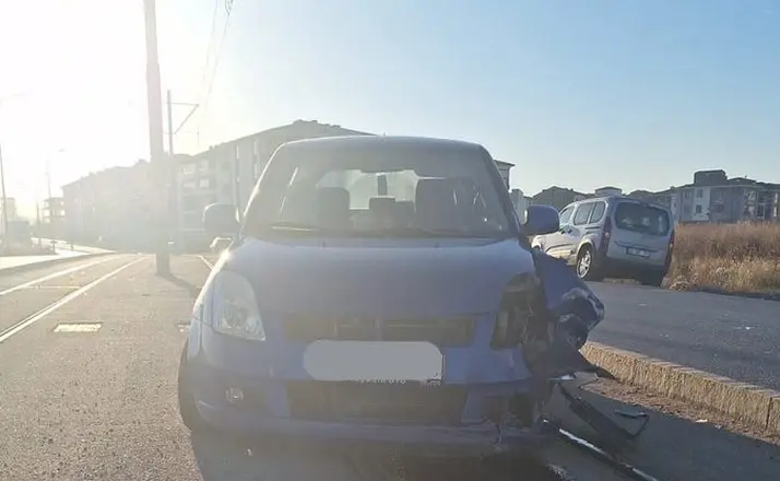 Eskişehir’de tramvay yolu üzerinde araç kazası: Seferler aksamalı yapılıyor
