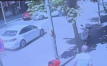 Eskişehir’de U dönüşü yapan otomobile başka bir otomobilin çarpma anı kamerada 
