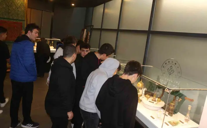 Eskişehirli gençler Mukaddes Emanetler Sergisi’ni ziyaret etti
