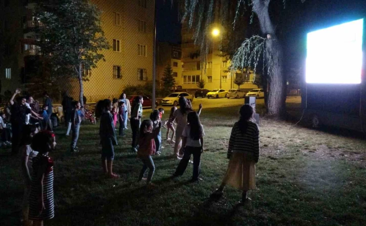 Farklı kuşaklar açık hava sinemasında buluştu 