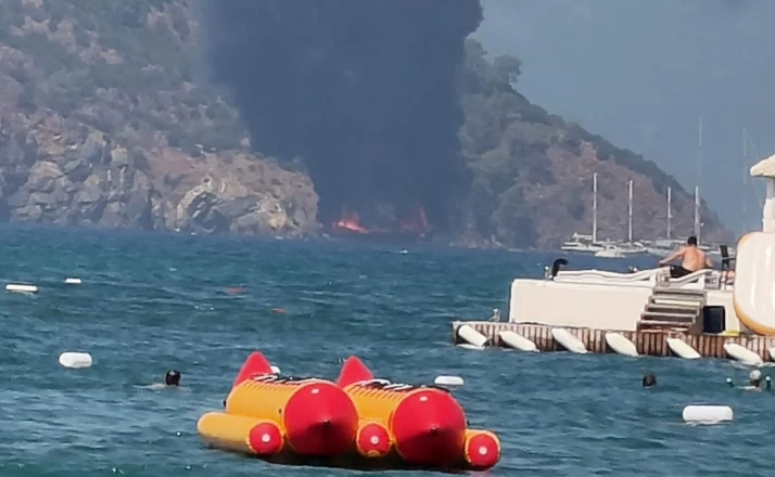 Fethiye’de gezi teknesi alev aldı: 115 kişi denize atladı 
