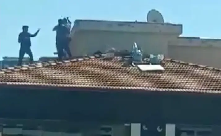 Gaziantep’te bina çatısında yürekleri ağza getiren kavga
