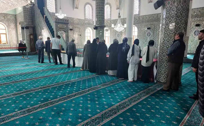 Gediz’de kutsal emanetlere vatandaşlar yoğun ilgi gösterdi
