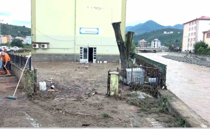 Giresun’da sel suları çekildi, geriye çamuru kaldı 