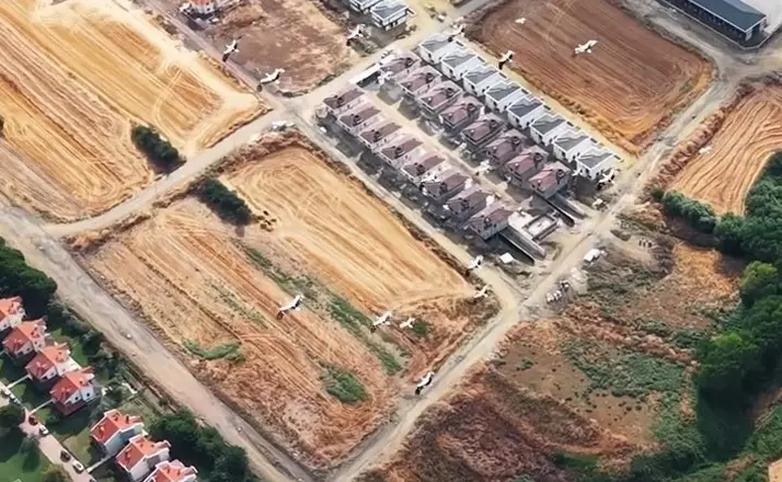 Göç yolundaki leylekler dronla görüntülendi
