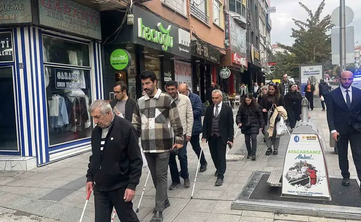 Görme engelliler için beyaz bastonlarla yürüdüler
