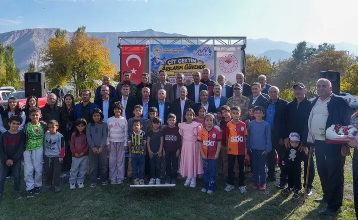 Hakkari’de 262 elektrikli çit dağıtıldı
