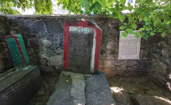 Halk arasında "Öksürük Baba" olarak biliniyor: Öksürüğü olan buraya koşuyor
