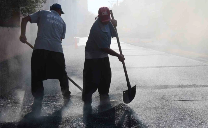 Hava 40, asfalt 200 derece: Adana’da işçilerin zorlu mesaisi 